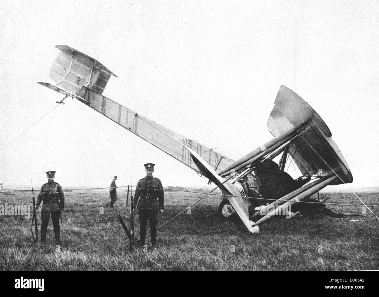 John William Alcock (1892-1919) e Arthur Whitten Brown (1886-1948) British aviatori. Primo uomo a volare Atlantic non-stop, 14 giugno 1919. La loro Vickers-Vimy-rotoli bomber nella torbiera dove hanno atterrato essere custodita dalle truppe inglesi. Foto Stock