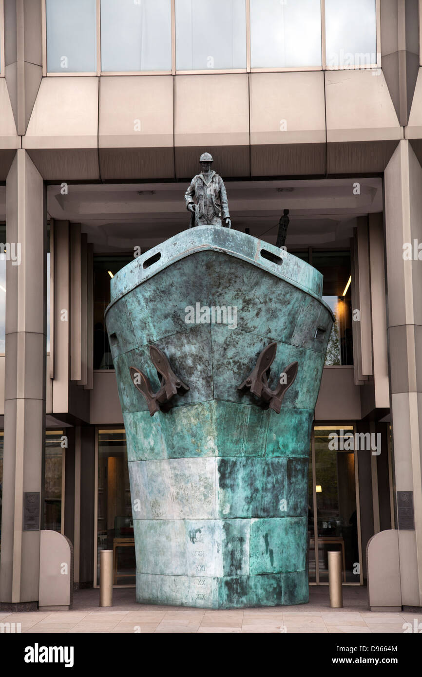 Gente di mare scultura Memorial da Michael Sandle all Organizzazione Marittima Internazionale edificio in Southwark - London REGNO UNITO Foto Stock