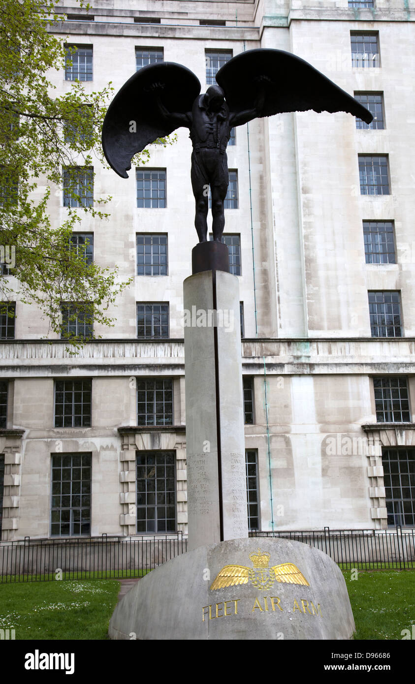 Fleet Air Arm scultura memorial da James Butler in Victoria Embankment Gardens a Londra REGNO UNITO Foto Stock