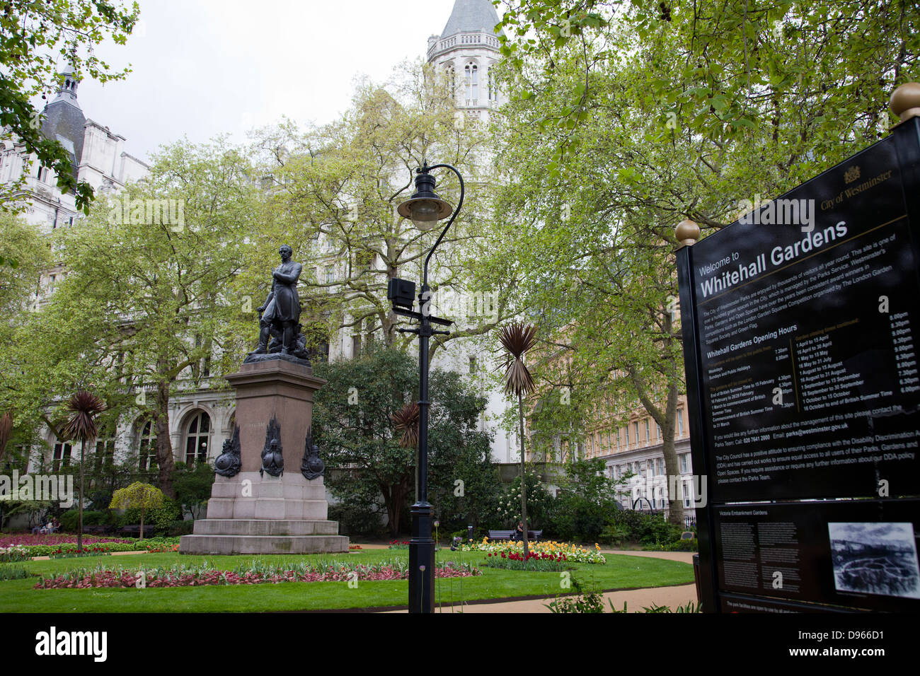 Whitehall Gardens entrata su Victoria Embankment con il generale Sir James Outram statua - London REGNO UNITO Foto Stock