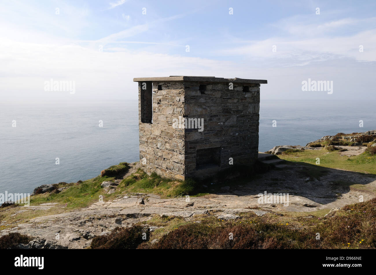 Antica torre di guardia sulla costa di Anglesey percorso Cymru Wales UK GB Foto Stock