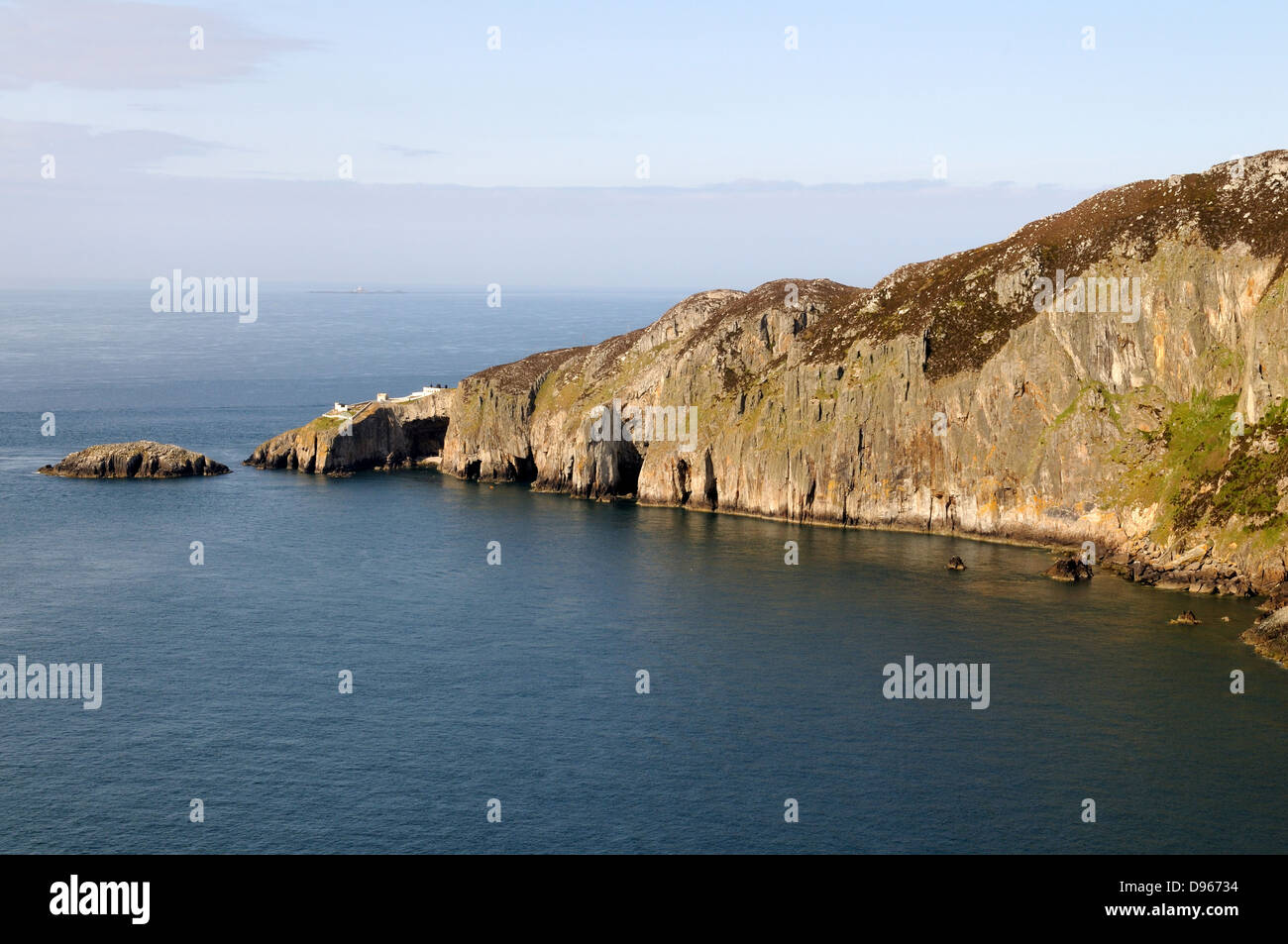 Stack del Nord dalla costa di Anglesey percorso Cymru Wales UK GB Foto Stock