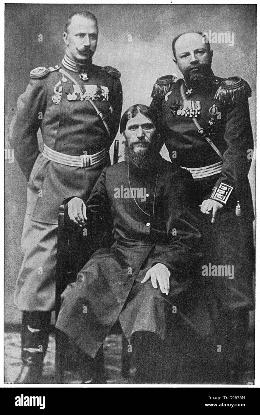 Grigoriy Efimovich Rasputin (?1871-1916) CENTRO. Russo e mistico 'uomo santo' che hanno esercitato influenza sulla Nicholas II e la Zarina, seduto tra il colonnello Loma (sinistra) e il Principe Putianin Foto Stock