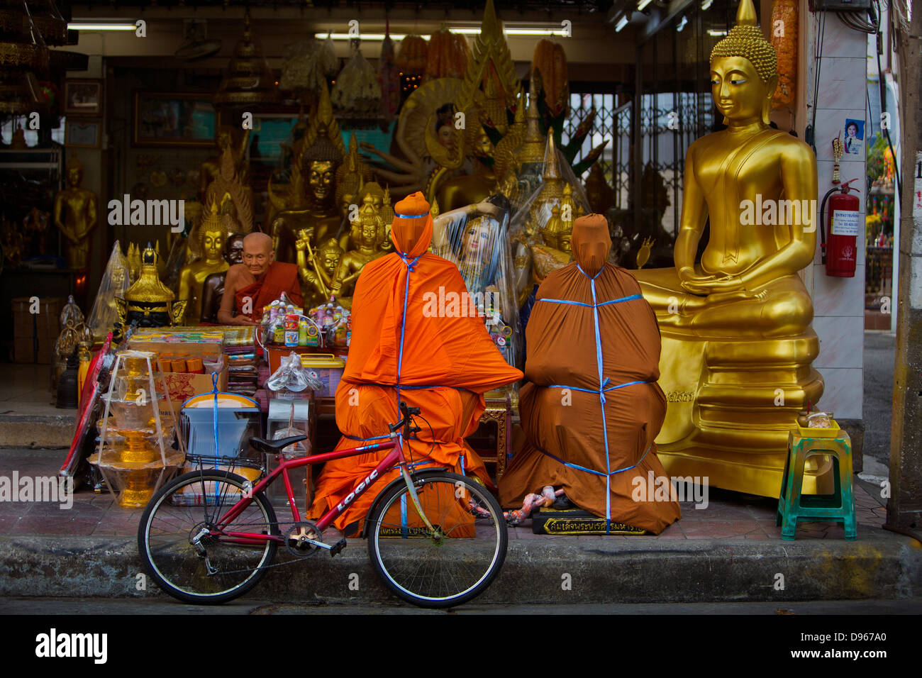 Waxwork statue di buddista venerato le figure per la vendita, Bangkok, Thailandia Foto Stock