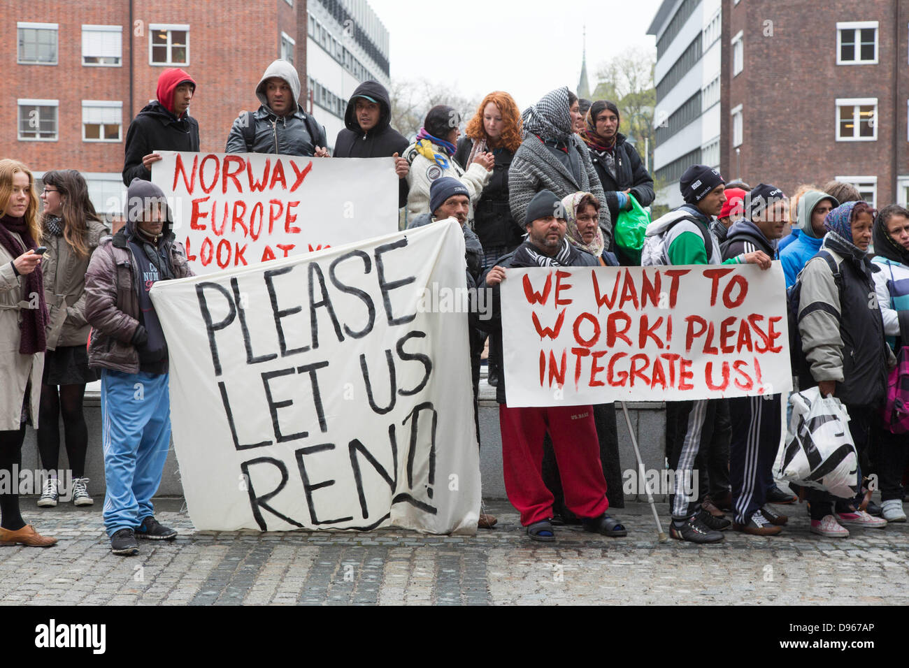 Roma migranti provenienti dalla Romania che manifestavano per il lavoro di integrazione e di fronte al municipio di Oslo Foto Stock
