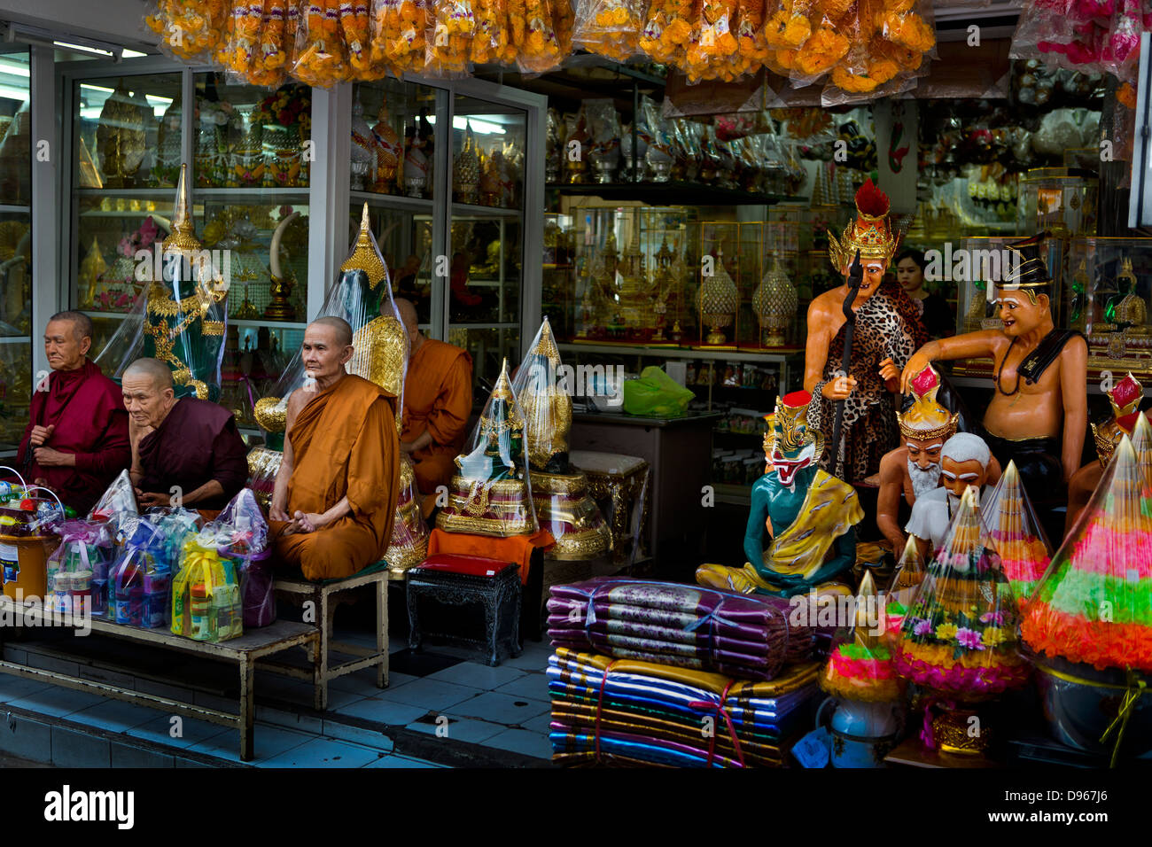 Un assortimento di figure religiose per la vendita, Bangkok, Thailandia Foto Stock