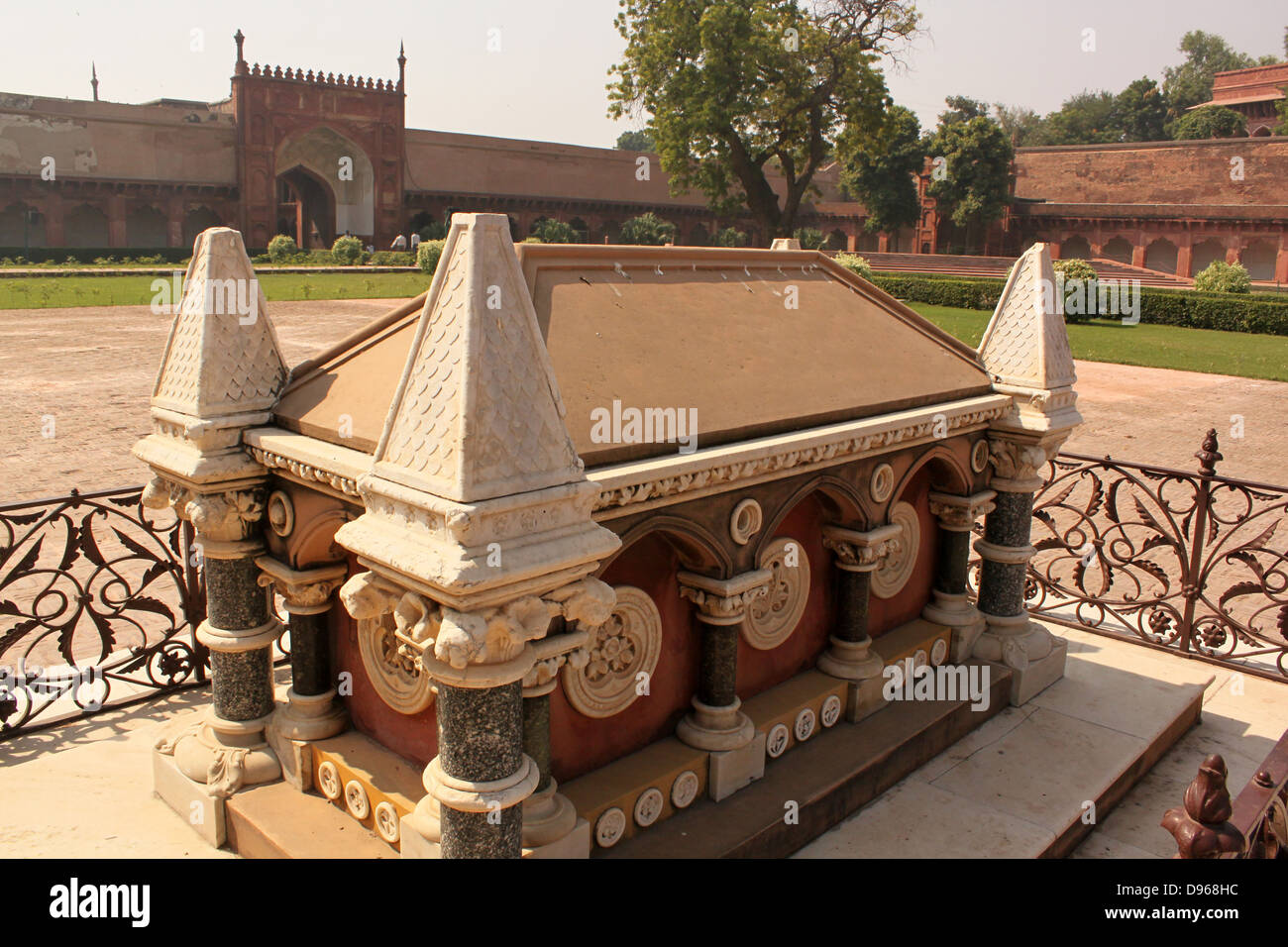 Tomba di John Russell Colvin in un fort, al Forte di Agra, Agra, Uttar Pradesh, India Foto Stock