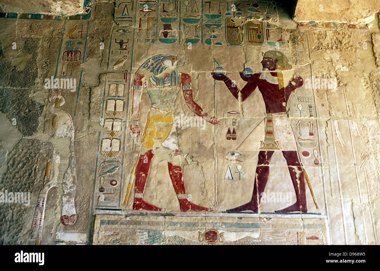 Hatshepsut (1540?-1481?BC) Regina d'Egitto, presenta le offerte per il Falcon-intitolata dio Horus. Hatshepsut era sempre mostrato come maschio anche se una regina. Medinet Habu, Egitto. Foto Stock