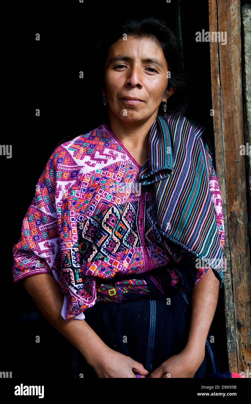 Maya della donna che indossa huipil colorato in Nahuala, Solola, Guatemala, America centrale. © Kraig Lieb Foto Stock