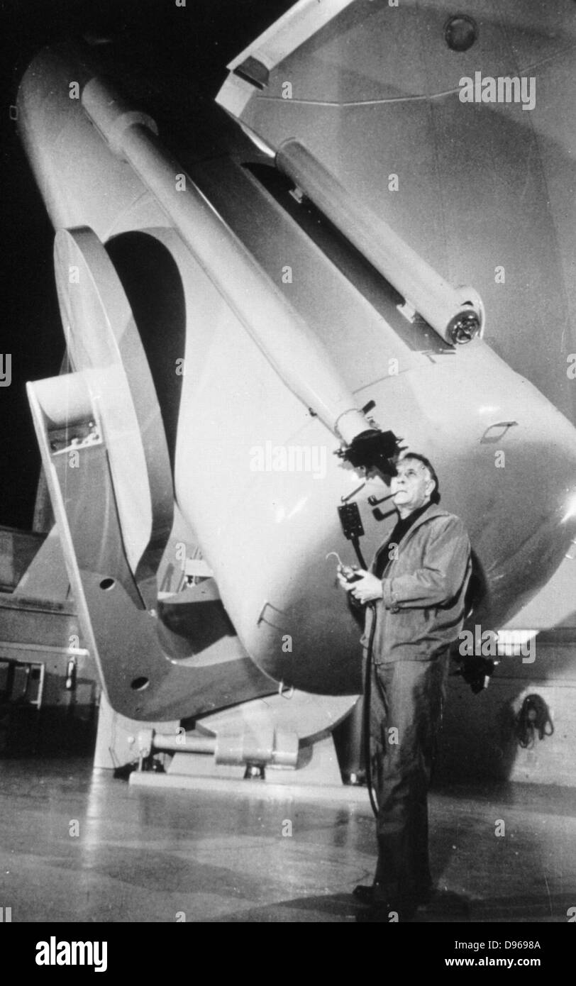 Edwin Powell Hubble (1899-1953) astronomo americano che ha scoperto "d" di spostamento. Hubble costante per espansione dell'universo. Hubble nell'osservatorio. Cortesia della Società Astronomica del Pacifico Foto Stock