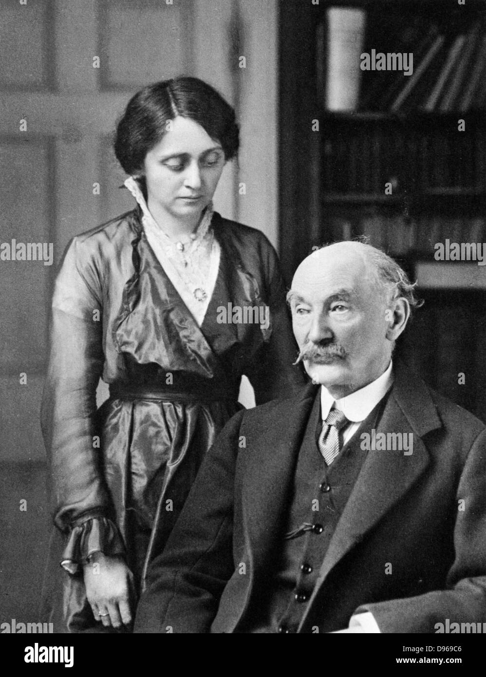 Thomas Hardy (1840-1928) poeta britannico, romanziere e drammaturgo con la sua seconda moglie, Firenze. Fotografia. Foto Stock