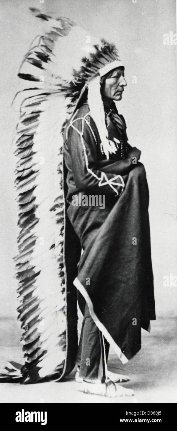 Orso in Piedi, capo dei Sioux, indossare vesti cerimoniali e lunghezza intera testa-vestito di eagle piume: Dakota, North American Plains indiani. Fotografia c1885-1890. Foto Stock