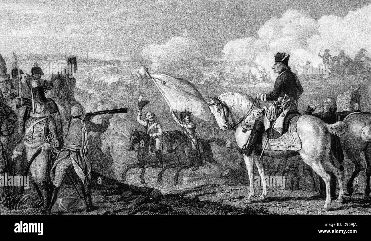 Federico II il Grande (1712-1786), re di Prussia dal 1740. Frederick nella battaglia di Rossbach, novembre 1757, in cui l'esercito prussiano sconfitto un esercito francese due volte la sua dimensione. Funzionario su viste sinistra progresso della battaglia attraverso il telescopio di campo. Litografia. Foto Stock