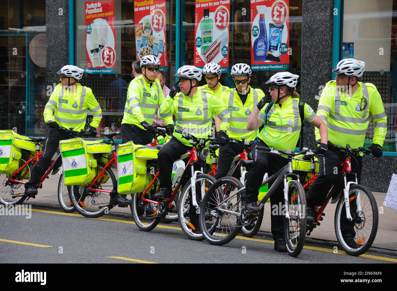 Scottish servizio ambulanza i ciclisti nel centro della città di Glasgow Foto Stock