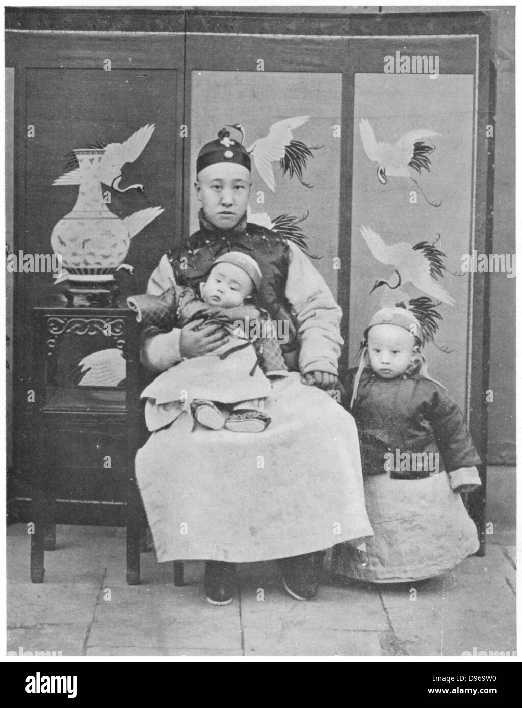Pu-Yi (Hsuan T'ung - 1906-1967). Ultimo Imperatore della Cina 1908-1912 (a destra) con il suo padre e Regent, Principe Ch'ONU e il suo piccolo fratello Pu-Chieh. Foto Stock