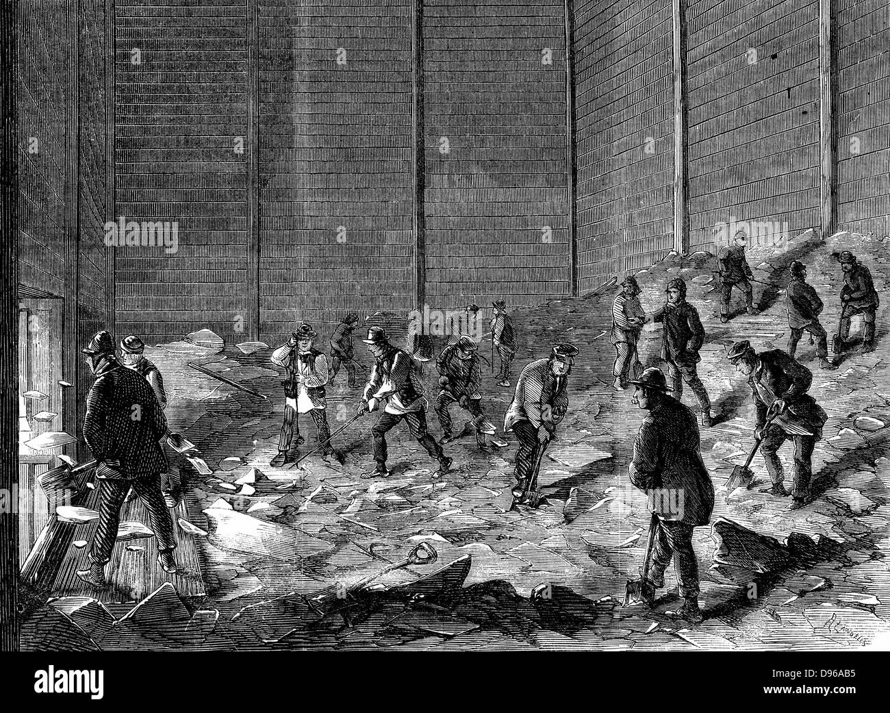La memorizzazione di ghiaccio in capannoni isolati a Charles's Ice Store, a Chelsea, Londra. Per uso in estate. Incisione su legno 1861 Foto Stock