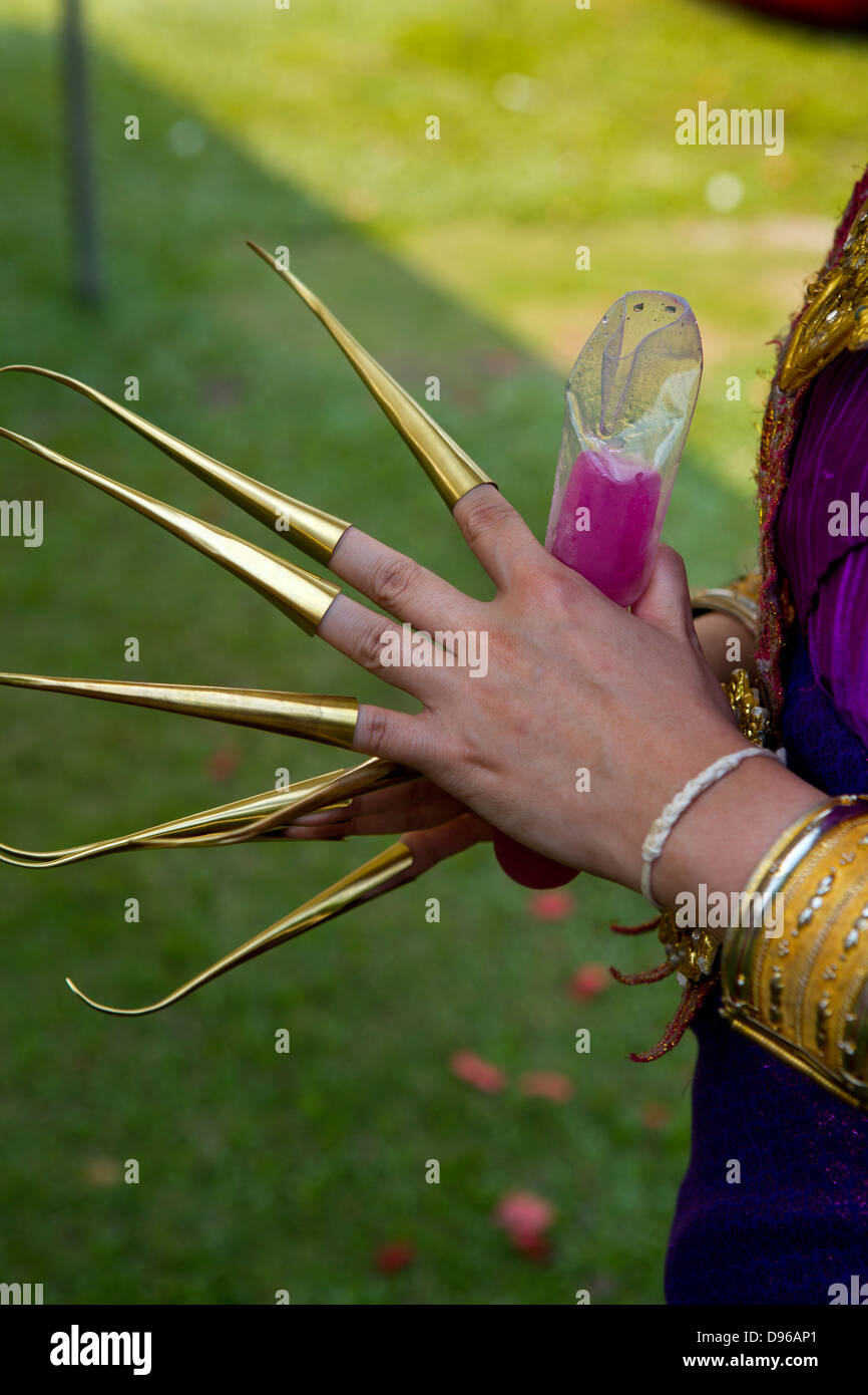 I turisti essendo vestito in tradizionali abiti tailandesi e in posa per le fotografie nella motivazione di Wat Arun, Foto Stock