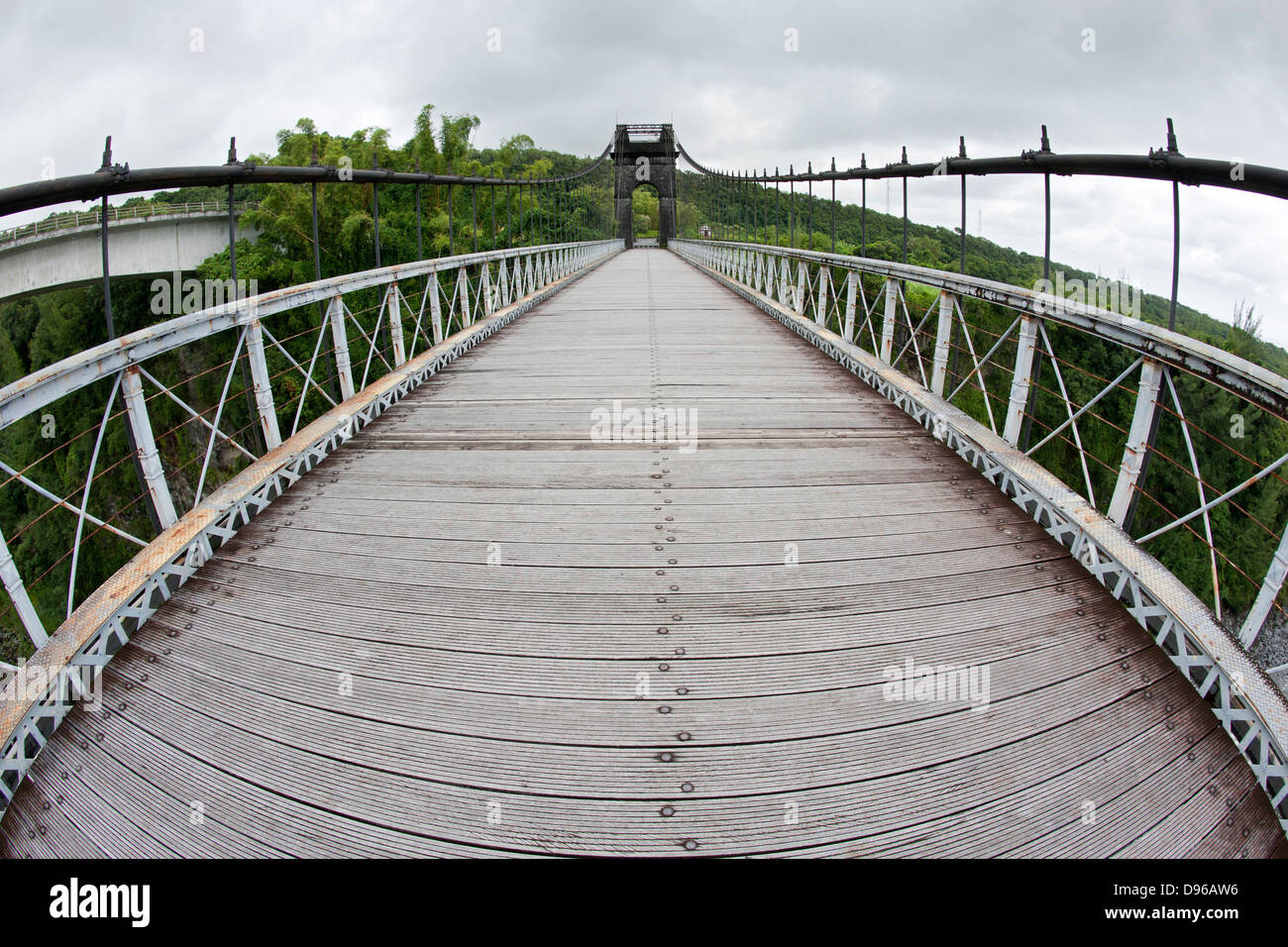 Pont Suspendu (sospensione ponte) sull'isola francese di la Reunion nell'Oceano Indiano. Foto Stock