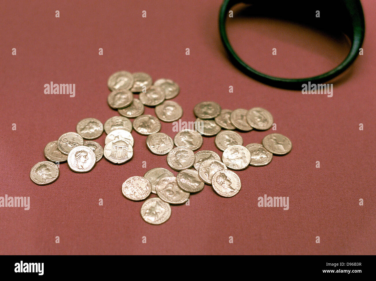 Accaparrare romano di monete d'oro trovati in Inghilterra Foto Stock