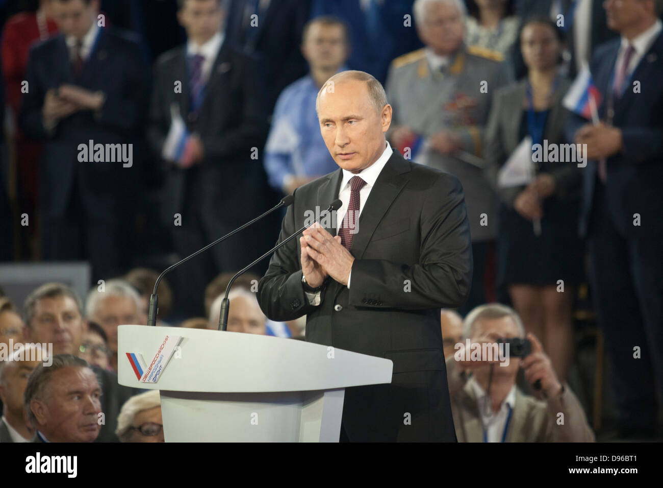 Il presidente russo Vladimir Putin risolve il primo congresso del popolo russo frontale, che ha eletto come suo leader Foto Stock