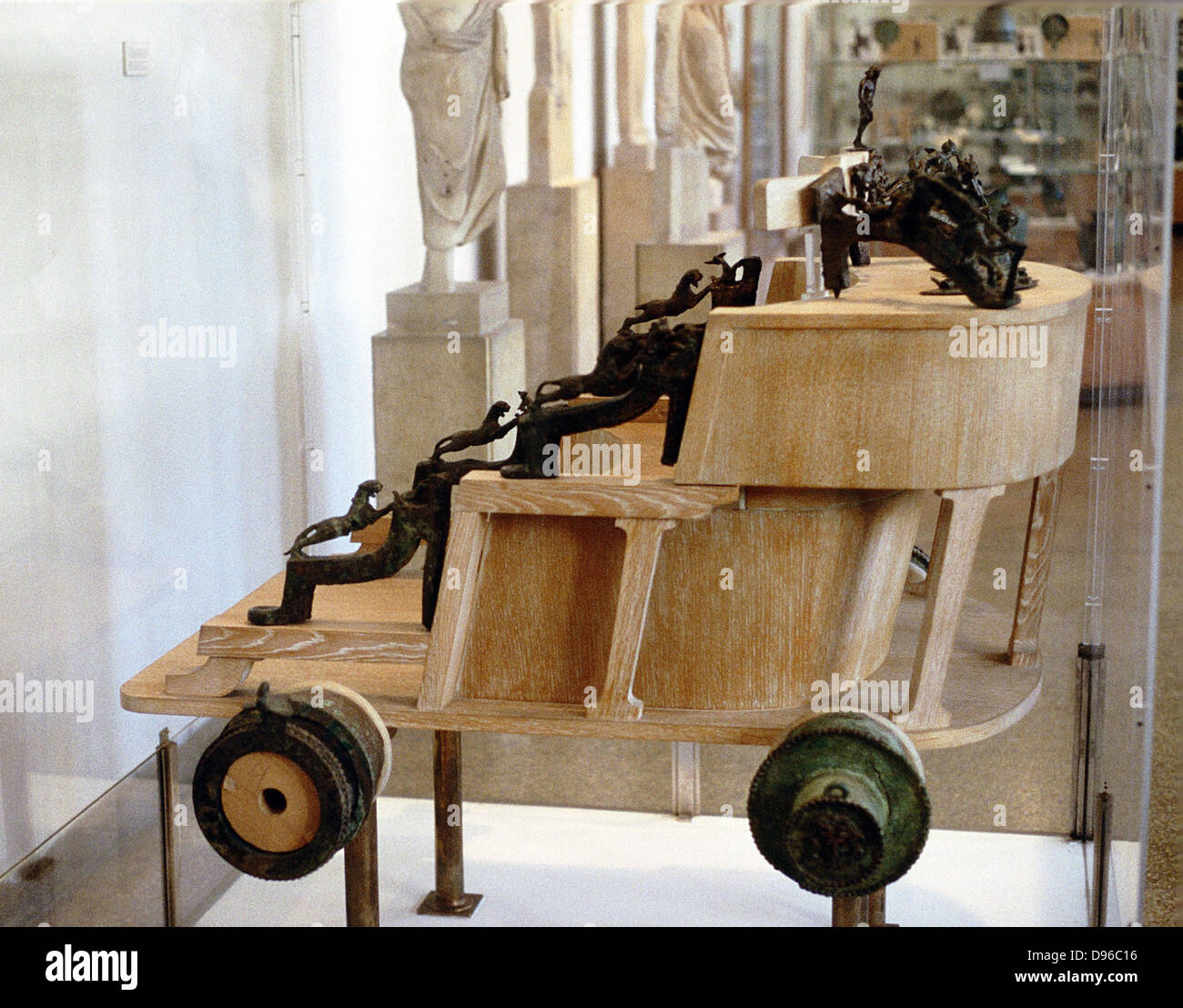 Il greco carro da guerra c5th-3rd secolo A.C. La ricostruzione con reperti originali incorporate. Museo Archeologico di Salonicco Foto Stock
