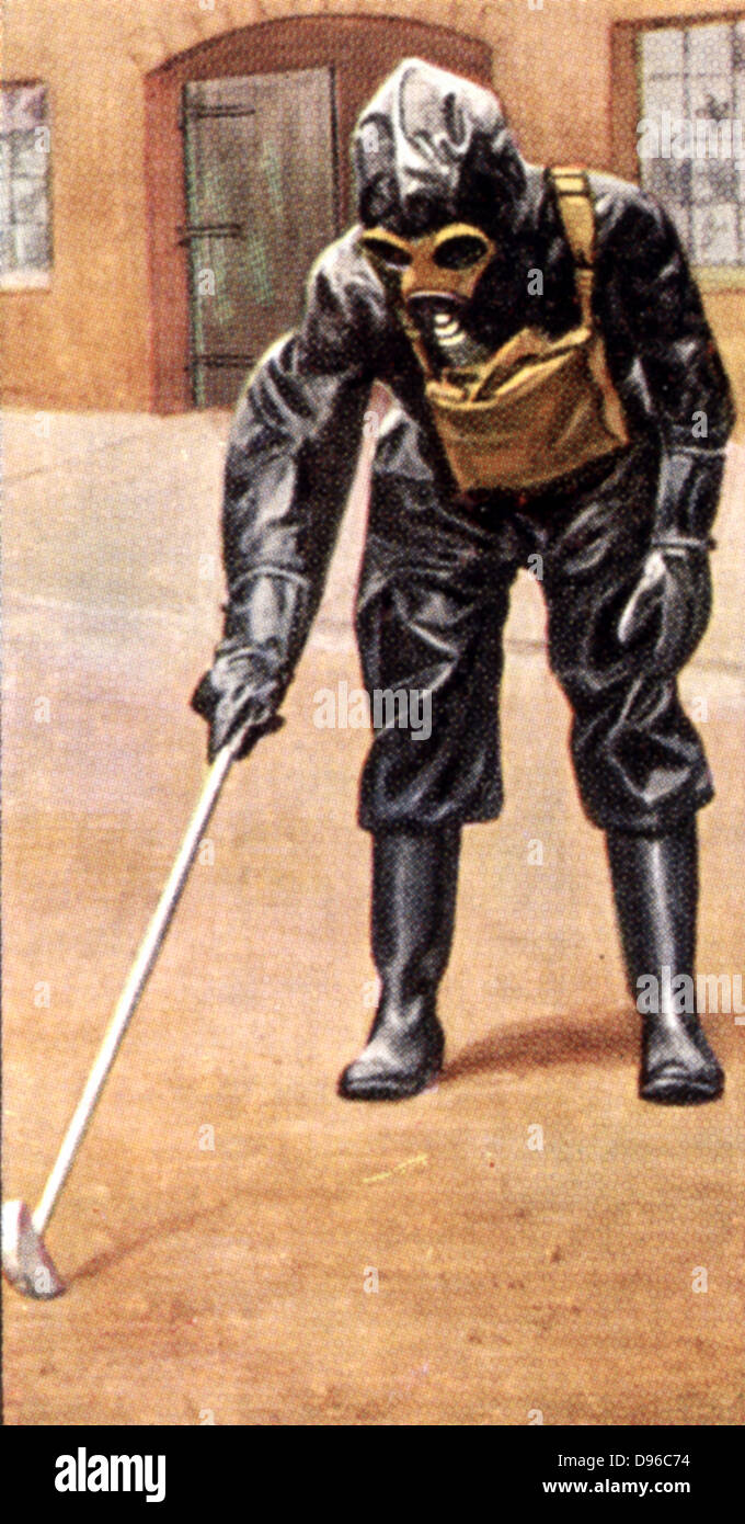 Precauzioni di raid aereo: Set di 50 carte emesse da RM e H0 Wills, Gran Bretagna 1938, in preparazione per il previsto provenienti della II Guerra Mondiale. Test per gas mostarda contaminazione. Fine dello strumento verniciato con vernice speciale che cambia colore se gas mostarda presente. Foto Stock