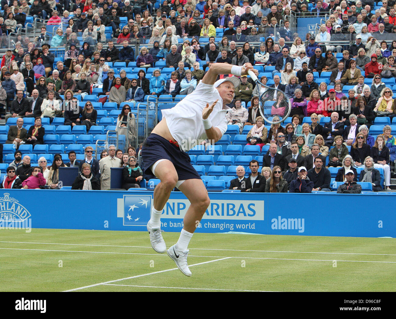 Londra, Regno Unito. Il 12 giugno 2013. Thiemo De Bakker(NED) v Tomas BERDYCH (cza) durante il Aegon Championships dalla Regina Foto Stock