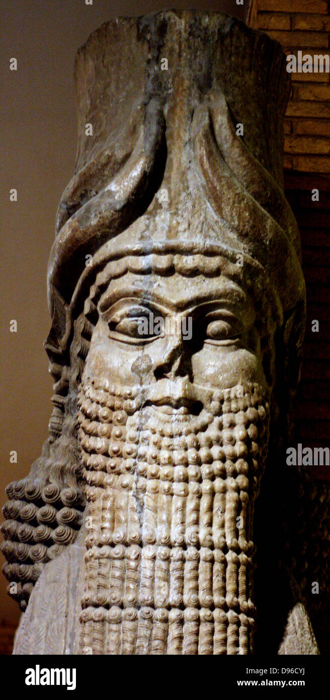 Uomo con testa di toro alato (o) Šedu statua. L'assiro (circa 710-705 a.C.). Preso da Khorsabad. Un spirito protettivo statua ha usato a guardia palace portoni. Foto Stock