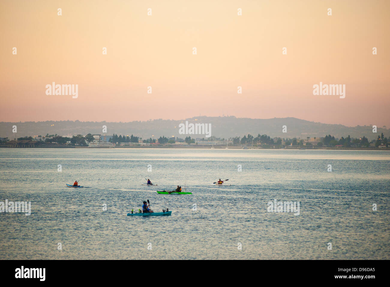 Kayakers nella Baia di San Diego, San Diego, California, Stati Uniti d'America Foto Stock