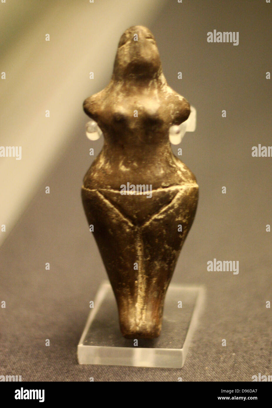 Figureines in terracotta di una donna tardo Neolitico, 5300-4500 A.C. probabilmente dalla Grecia. Statuine di terracotta sono state ampiamente prodotte nei paesi del Mediterraneo orientale durante il periodo Neolitico. Le forme arrotondate di questa figura evocano il concetto di fertilità femminile, anche se figure maschili, i gruppi e gli animali sono anche noti. l'uso di argille morirono nelle Cicladi nella prima età del bronzo Foto Stock