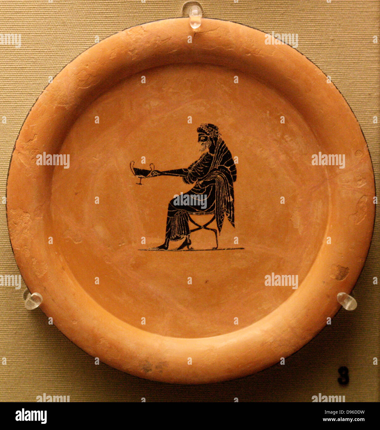 Nero-piastra figurato: Dioniso, dio del vino, seduto tenendo fuori a bere-coppa. Fatto ad Atene circa 320-500BC attribuita al pittore Psiax Foto Stock