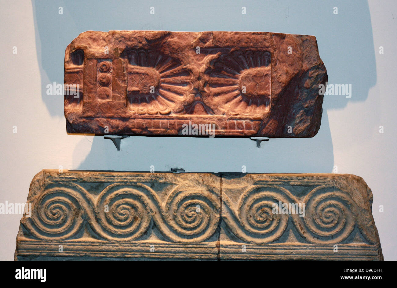 Le caratteristiche architettoniche del "Tesoro di Atreo' (circa 1350-1259 BC). Preso dalla tomba di Agamennone a Micene, Grecia. Il verde di calcare e di marmo rosso. Foto Stock