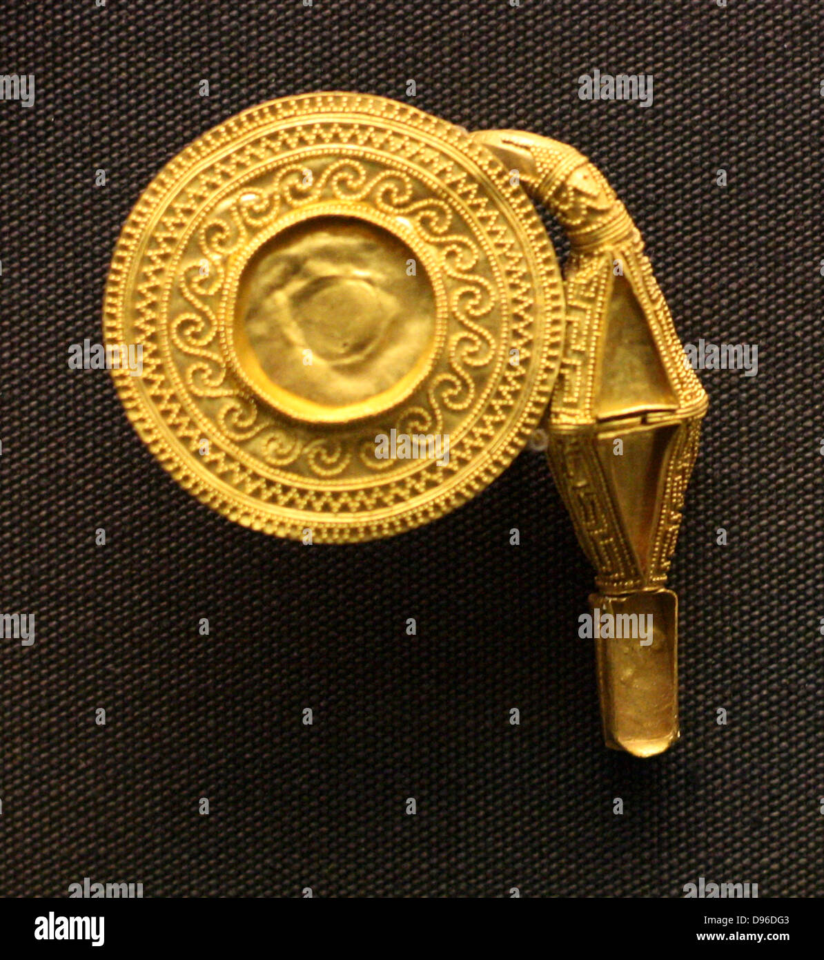 Paio di orecchini in oro 800-750 A.C. Entrambi i lati dei dischi sono decorate con fine granulazione disposti in onda e modelli a zig-zag. I centri dei dischi e le altre impostazioni sono stati originariamente probabilmente intarsiato con ambra o cristallo di rocca. Foto Stock