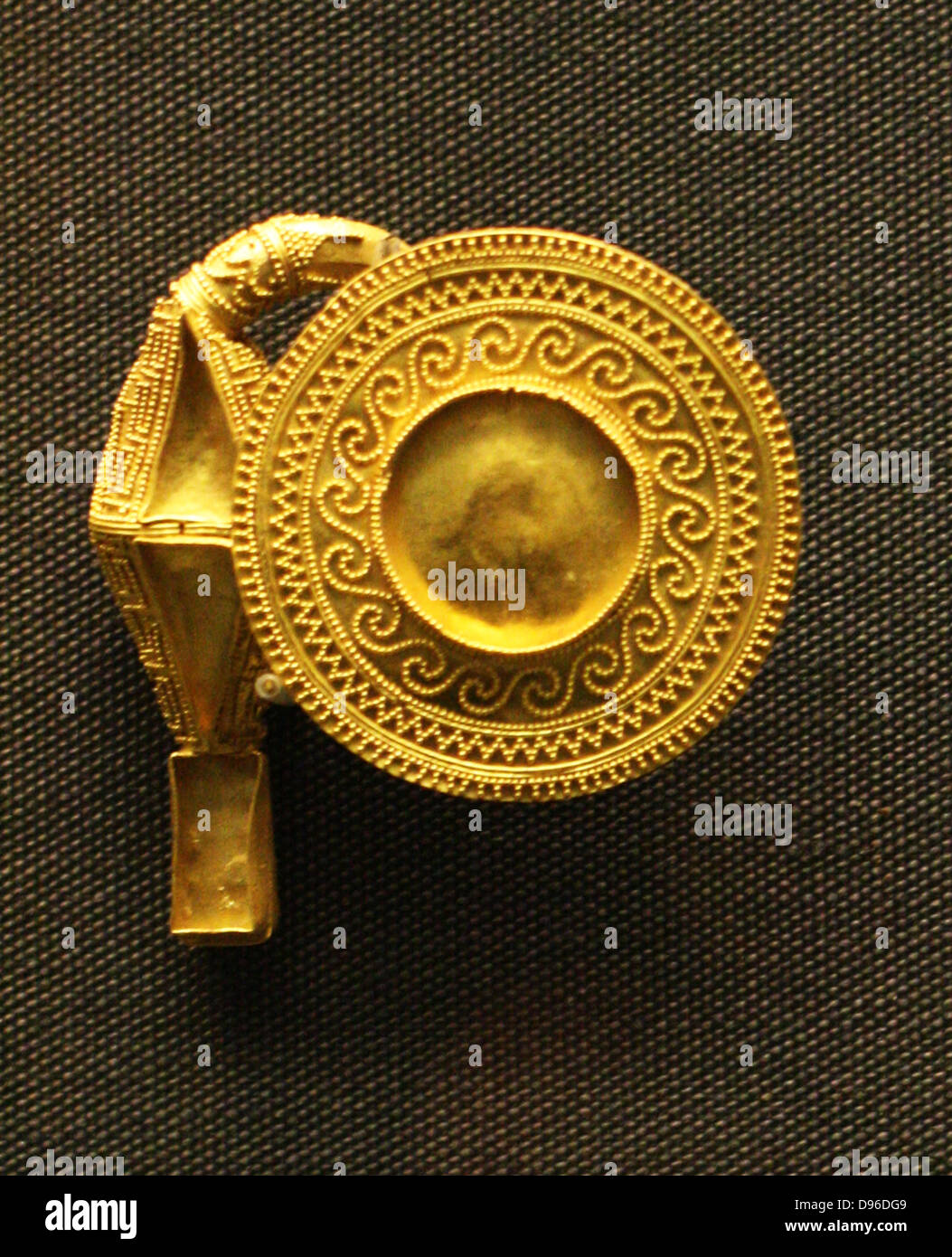 Paio di orecchini in oro 800-750 A.C. Entrambi i lati dei dischi sono decorate con fine granulazione disposti in onda e modelli a zig-zag. I centri dei dischi e le altre impostazioni sono stati originariamente probabilmente intarsiato con ambra o cristallo di rocca. Foto Stock