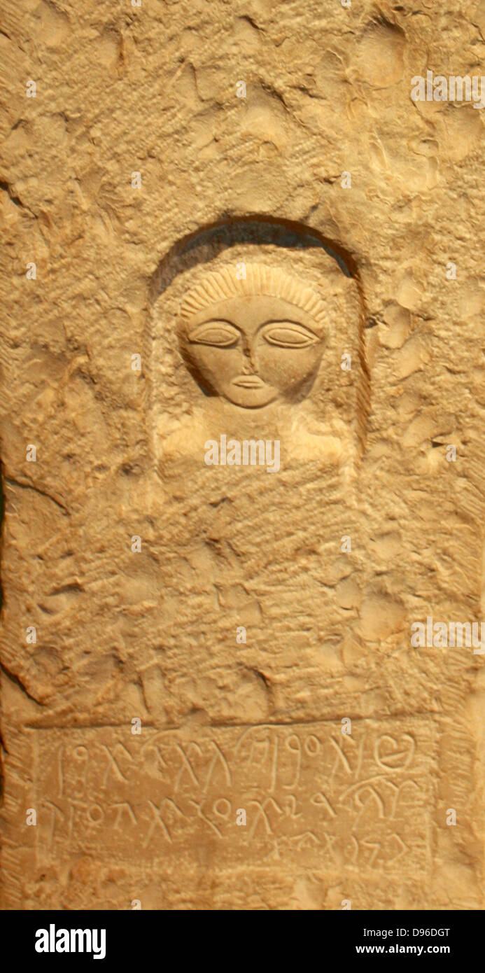 Testa da una colossale statua di Re Amenemhat III. Dodicesima dinastia, circa 1830 BC da Bubast. La testa massiccia proviene da uno di una coppia di statue colossali impostato nel tempio del gatto-dea Bastet presso la città di Bibastis nel delta del Nilo. Esso scarpe il severo stile del tardo XII dinastia, e il sorprendente aspetto avrebbe rafforzato dagli occhi intarsiati montati originariamente nel socket. Foto Stock