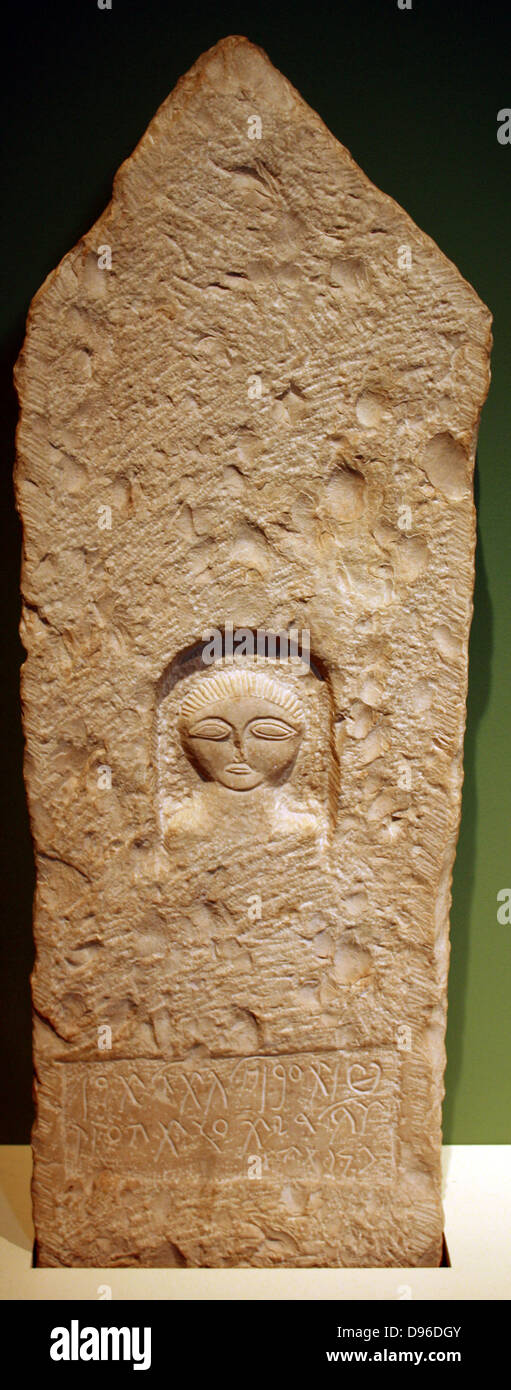 Testa da una colossale statua di Re Amenemhat III. Dodicesima dinastia, circa 1830 BC da Bubast. La testa massiccia proviene da uno di una coppia di statue colossali impostato nel tempio del gatto-dea Bastet presso la città di Bibastis nel delta del Nilo. Esso scarpe il severo stile del tardo XII dinastia, e il sorprendente aspetto avrebbe rafforzato dagli occhi intarsiati montati originariamente nel socket. Foto Stock