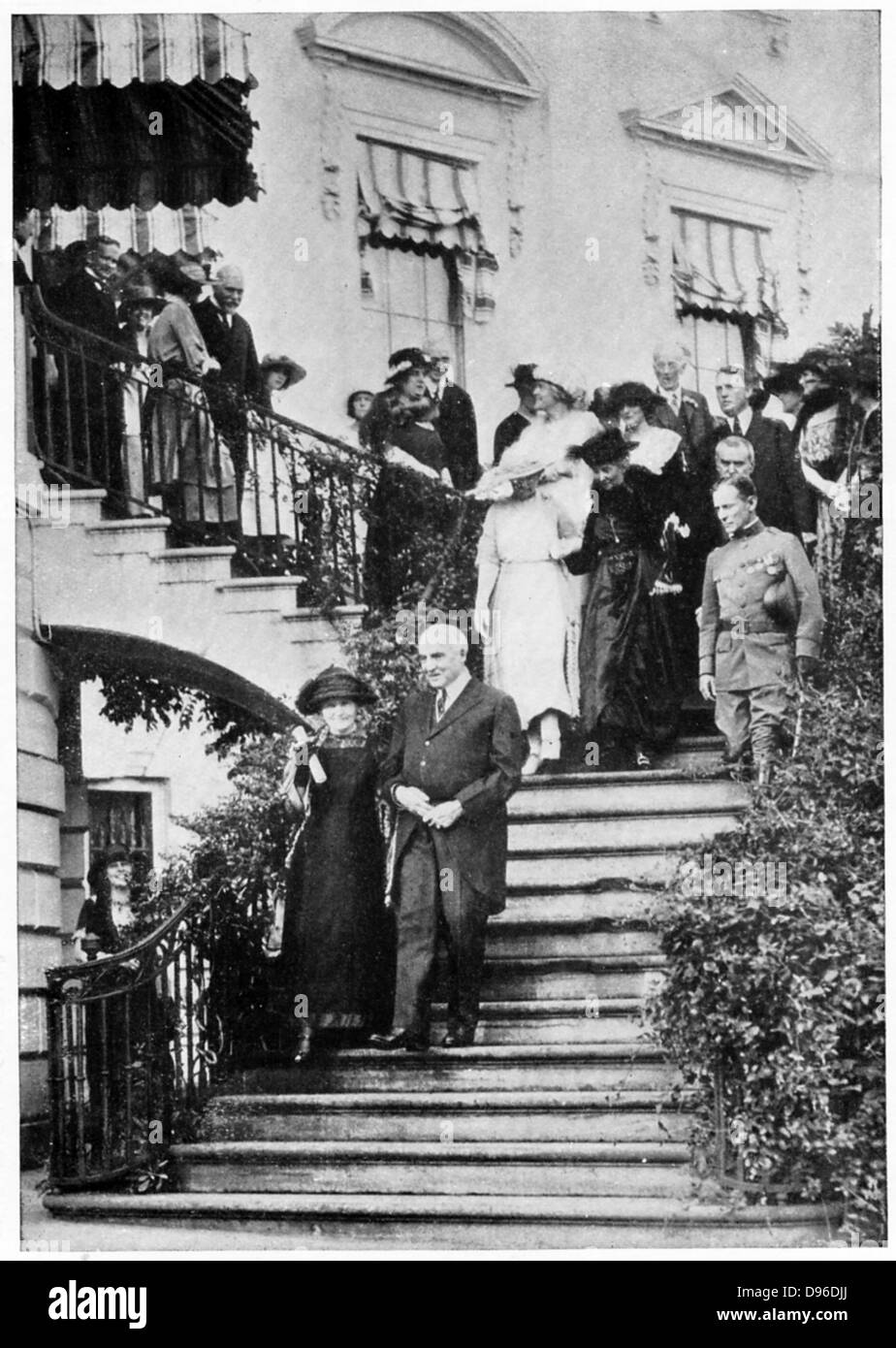 Marie Curie (1867-1934)-polacco nato fisico francese durante il suo tour degli Stati Uniti in 1921 sul braccio del Presidente Harding. Foto Stock