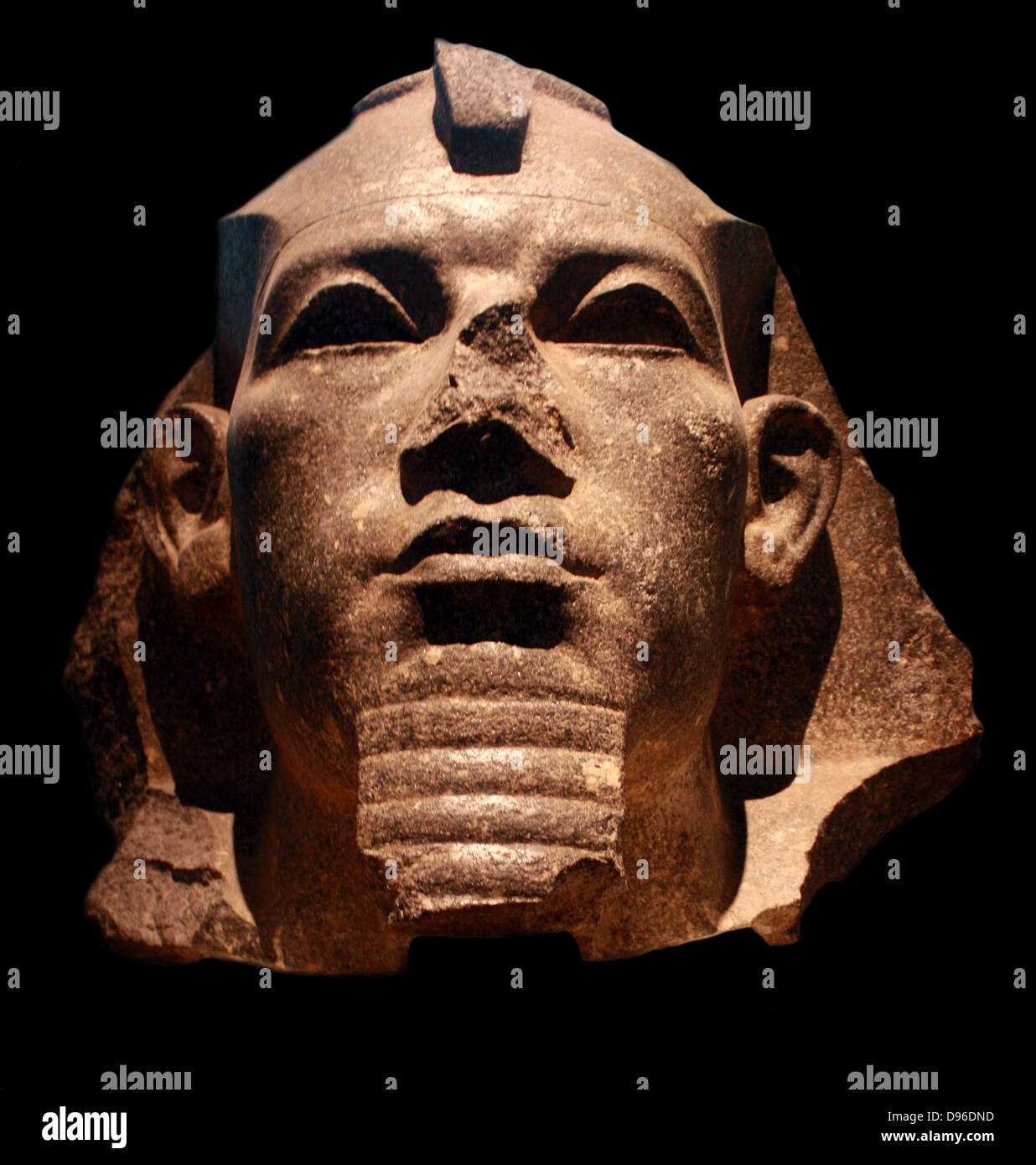 Testa da una colossale statua di Re Amenemhat III. Dodicesima dinastia, circa 1830 BC da Bubast. La testa massiccia proviene da uno di una coppia di statue colossali impostato nel tempio del gatto-dea Bastet presso la città di Bibastis nel delta del Nilo. Esso scarpe il severo stile del tardo XII dinastia, e il sorprendente aspetto avrebbe rafforzato dagli occhi intarsiati montati originariamente nel socket. Foto Stock