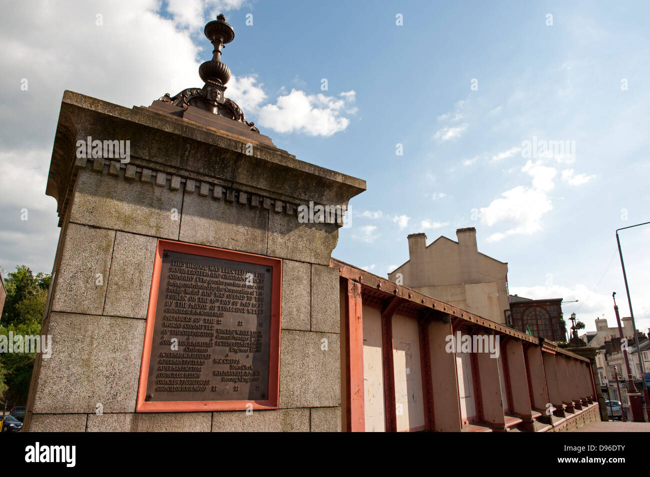 Il ponte sulla ferrovia tra Mount Pleasant Road e High Street a Tunbridge Wells stazione ferroviaria, Kent, Regno Unito Foto Stock