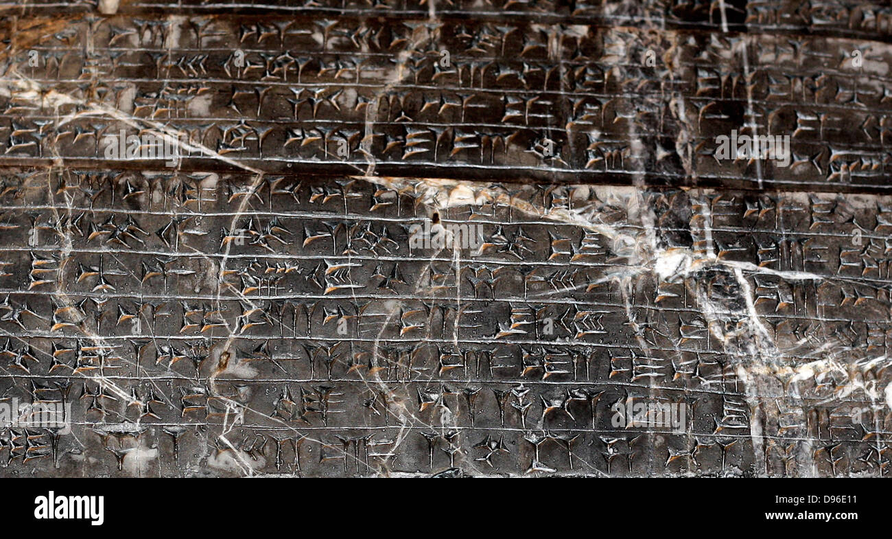 L obelisco nero di Shalmaneser III (858-824 a.C.). Assira, da Nimrud. Fatta di a grana fine calcare nero venato di bianco. Esso registra i re della campagne e omaggi dato a lui. Foto Stock