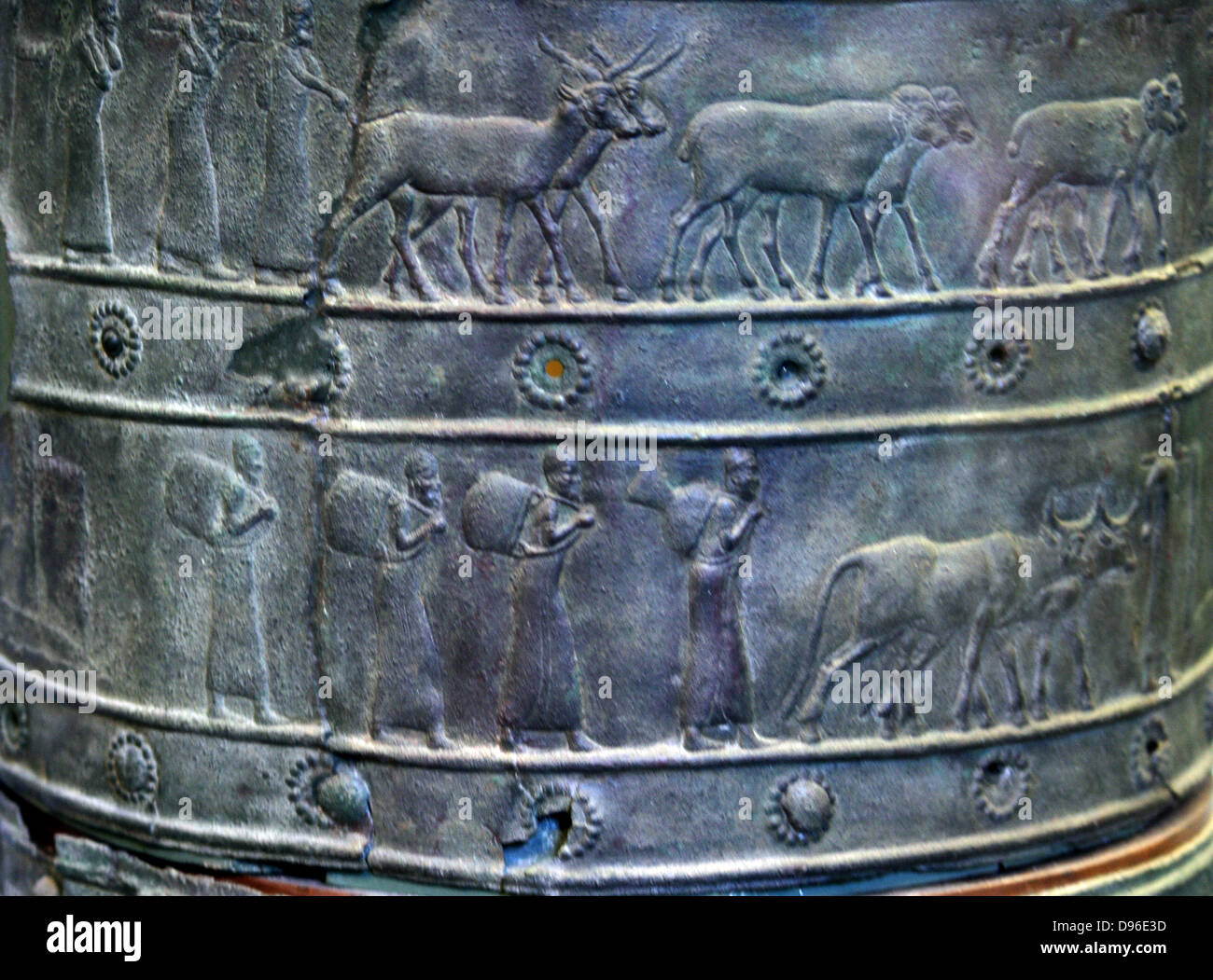 Bronzo superstite delle bande di cancelli Balawat (858-824 a.C.) dal palazzo di Shalmaneser III, Iraq. Strisce di bronzo in rilievo con scene di Shalmaneser le campagne. Prima di raffigurazioni di alberi e montagne in arte assira Attualmente presso il British Museum di Londra. Foto Stock