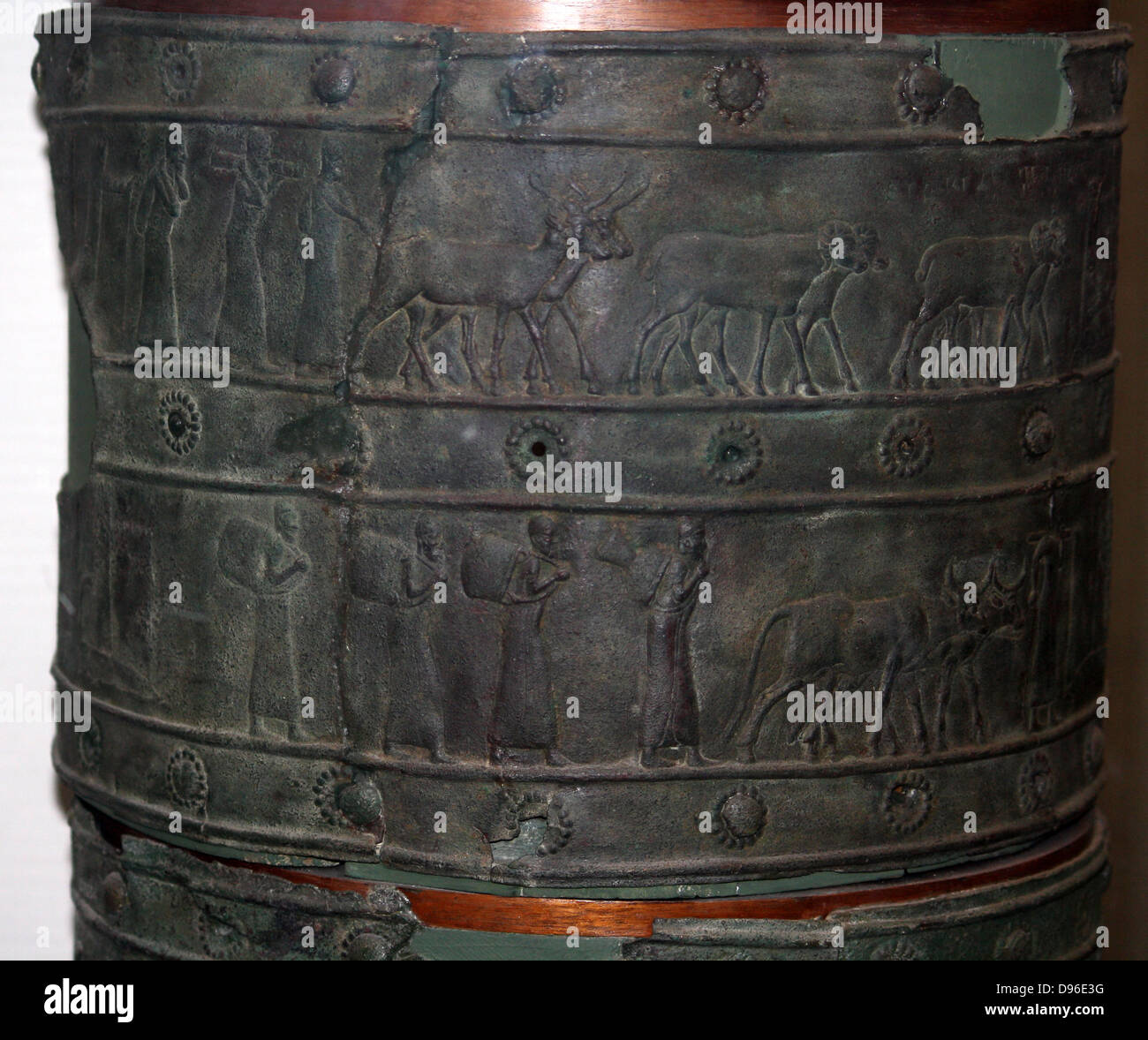 Bronzo superstite delle bande di cancelli Balawat (858-824 a.C.) dal palazzo di Shalmaneser III, Iraq. Strisce di bronzo in rilievo con scene di Shalmaneser le campagne. Prima di raffigurazioni di alberi e montagne in arte assira Attualmente presso il British Museum di Londra. Foto Stock