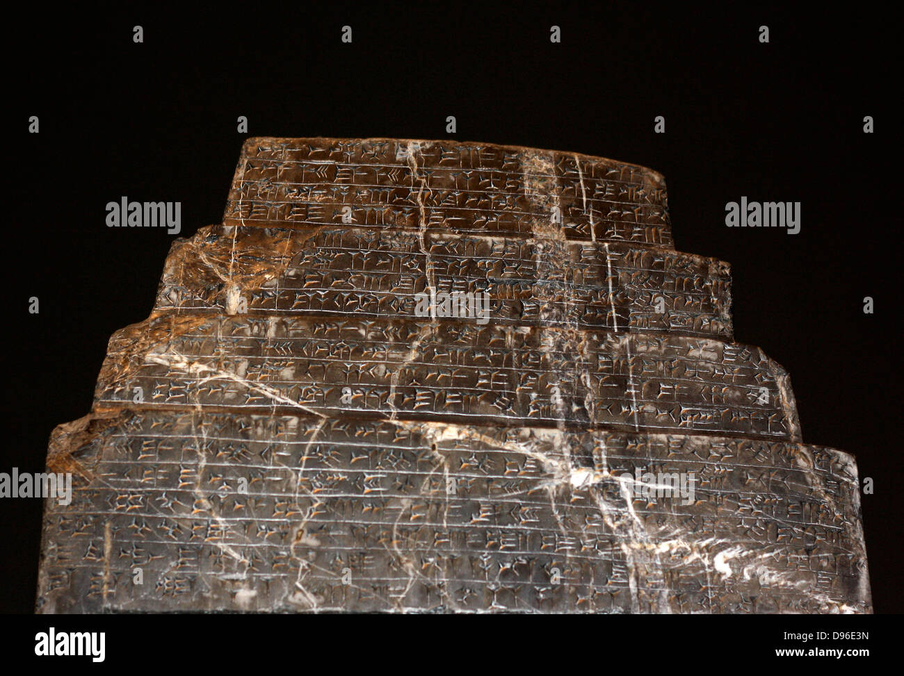L obelisco nero di Shalmaneser III (858-824 a.C.). Assira, da Nimrud. Fatta di a grana fine calcare nero venato di bianco. Esso registra i re della campagne e omaggi dato a lui. Foto Stock