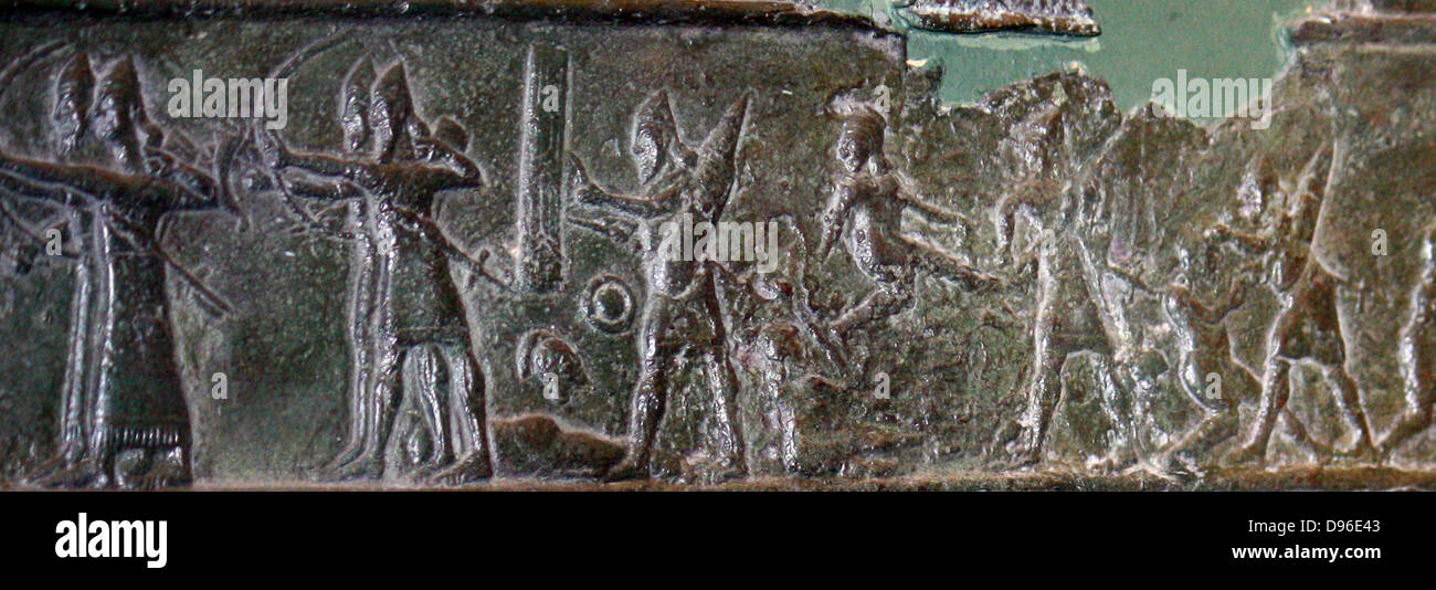 Bronzo superstite delle bande di cancelli Balawat (858-824 a.C.) dal palazzo di Shalmaneser III, Iraq. Strisce di bronzo in rilievo con scene di Shalmaneser le campagne. Prima di raffigurazioni di alberi e montagne in arte assira Attualmente presso il British Museum di Londra. Foto Stock