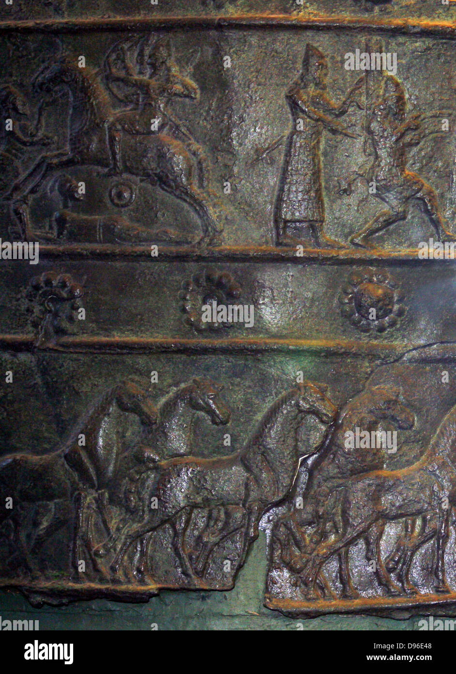 Bronzo superstite delle bande di cancelli Balawat (858-824 a.C.) dal palazzo di Shalmaneser III, Iraq. Strisce di bronzo in rilievo con scene di Shalmaneser le campagne. Prima di raffigurazioni di alberi e montagne in arte assira Attualmente presso il British Museum di Londra. Foto Stock