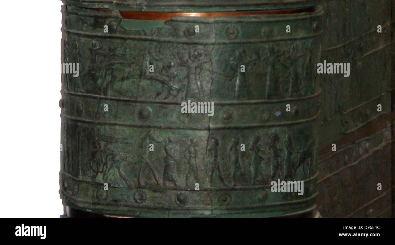Bronzo superstite delle bande di cancelli Balawat (858-824 a.C.) dal palazzo di Shalmaneser III, Iraq. Strisce di bronzo in rilievo con scene di Shalmaneser le campagne. Prima di raffigurazioni di alberi e montagne in arte assira Attualmente presso il British Museum di Londra. Foto Stock