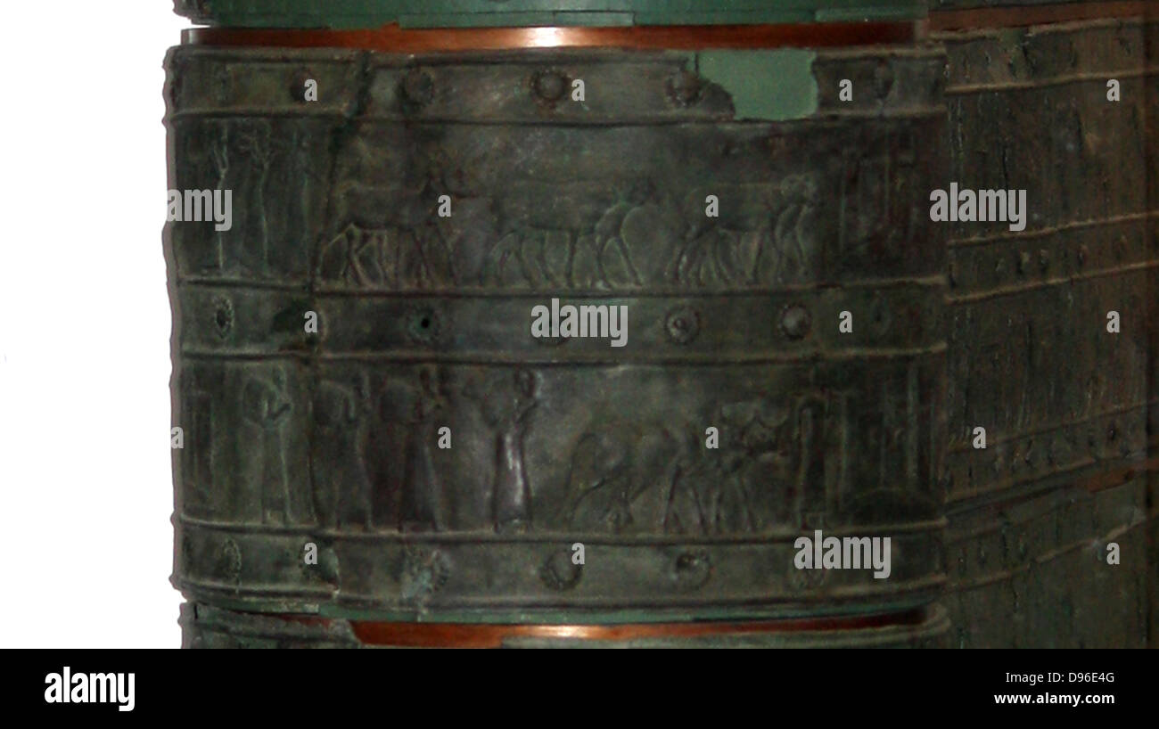 Bronzo superstite delle bande di cancelli Balawat (858-824 a.C.) dal palazzo di Shalmaneser III, Iraq. Strisce di bronzo in rilievo con scene di Shalmaneser le campagne. Prima di raffigurazioni di alberi e montagne in arte assira Attualmente presso il British Museum di Londra. Foto Stock