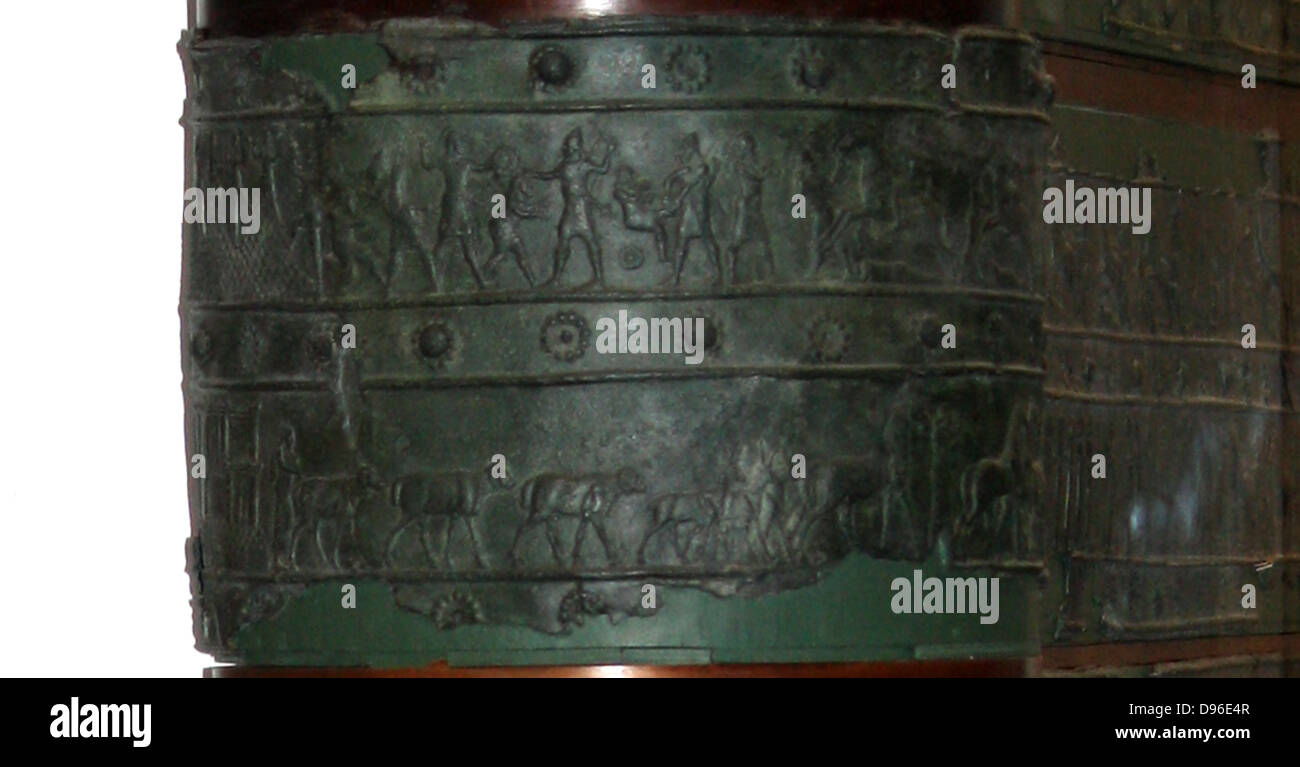 Bronzo superstite delle bande di cancelli Balawat (858-824 a.C.) dal palazzo di Shalmaneser III, Iraq. Strisce di bronzo in rilievo con scene di Shalmaneser le campagne. Prima di raffigurazioni di alberi e montagne in arte assira Attualmente presso il British Museum di Londra. Foto Stock