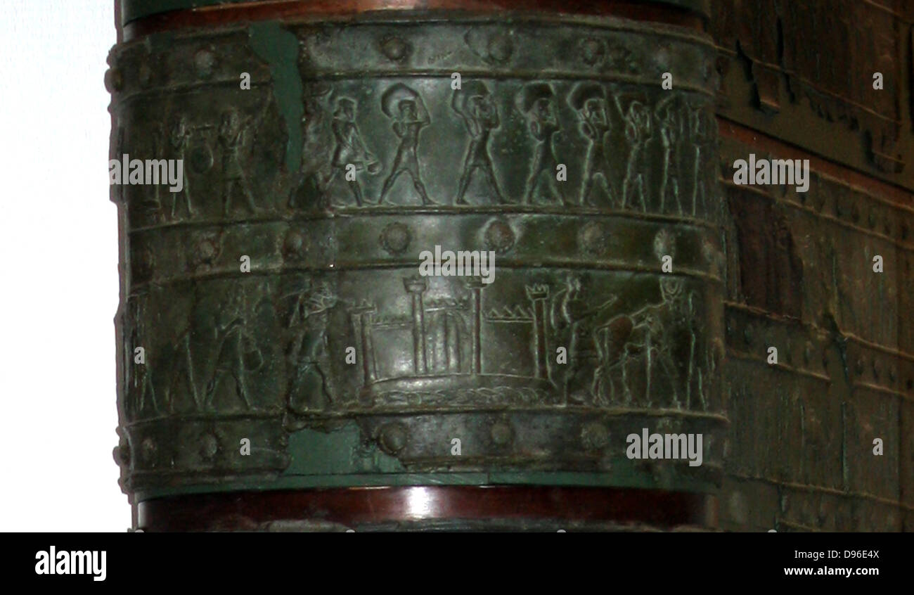 Bronzo superstite delle bande di cancelli Balawat (858-824 a.C.) dal palazzo di Shalmaneser III, Iraq. Strisce di bronzo in rilievo con scene di Shalmaneser le campagne. Prima di raffigurazioni di alberi e montagne in arte assira Attualmente presso il British Museum di Londra. Foto Stock