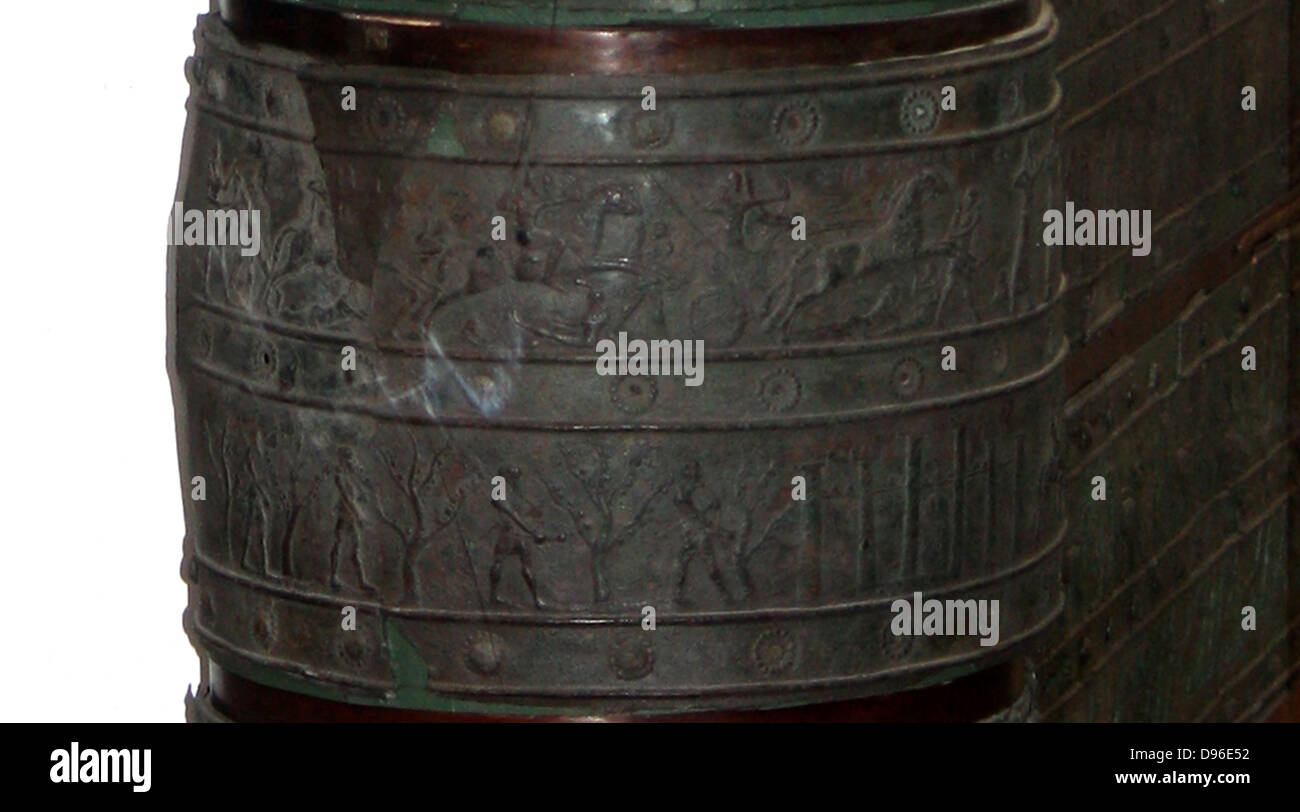 Bronzo superstite delle bande di cancelli Balawat (858-824 a.C.) dal palazzo di Shalmaneser III, Iraq. Strisce di bronzo in rilievo con scene di Shalmaneser le campagne. Prima di raffigurazioni di alberi e montagne in arte assira Attualmente presso il British Museum di Londra. Foto Stock